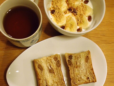 デニッシュパンとホットヨーグルトと紅茶の朝食